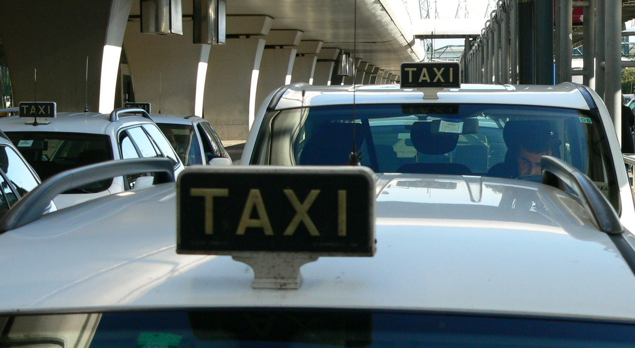Taxi senza regole, a Fiumicino scattano i controlli: ma la Commissione del Campidoglio “latita”